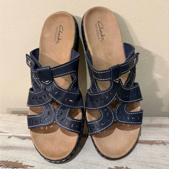 Clarks Brown Leather Laser Cut Comfort Sandals Size 9.5 EUC Walking Fashion - Picture 1 of 7